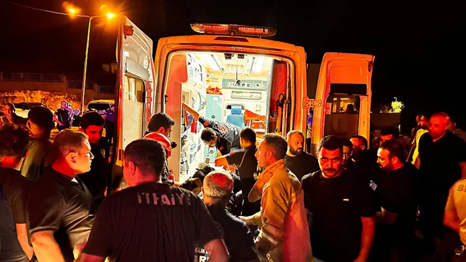 Dengesini kaybetti uçurumdan aşağı düştü!