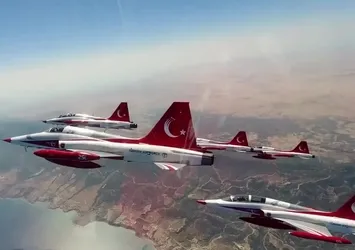 Türk Yıldızları'ndan KKTC'de gösteri uçuşu