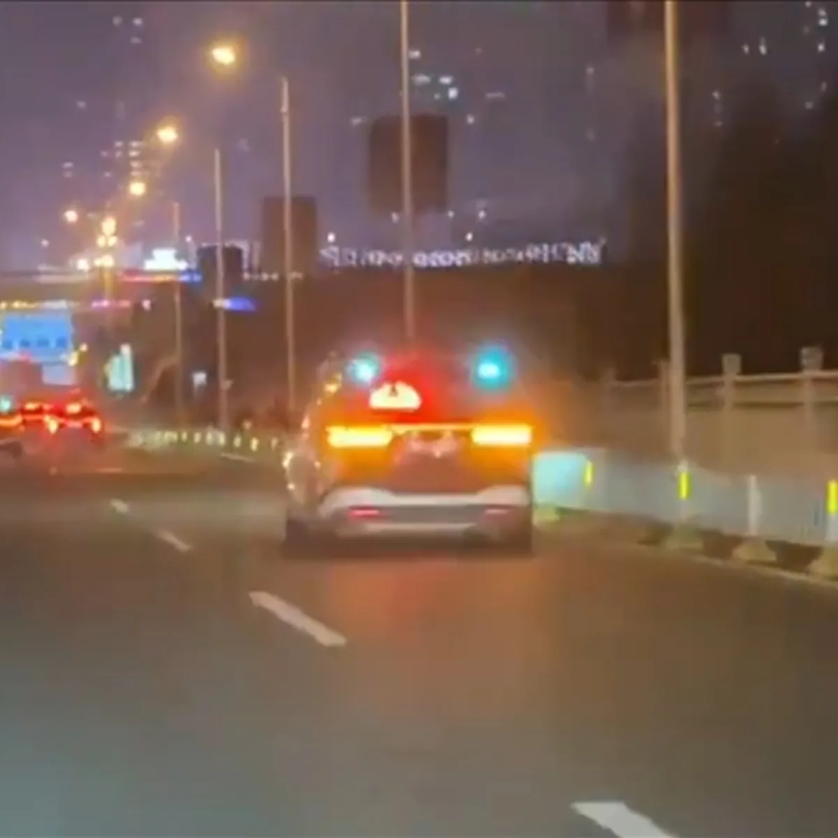 Çin'de sürücüsüz taksiler yolda kaldı: Şehirde trafik durdu