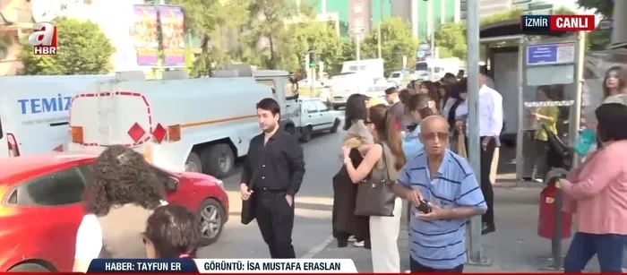 izmirde-grevin-ikinci-gunu-vatandas-yine-duraklarda-kaldi-cop-araclari-kuyruk-oldu-1748587531481.jpeg İzmir'de grevin ikinci gününde A Haber bölgede