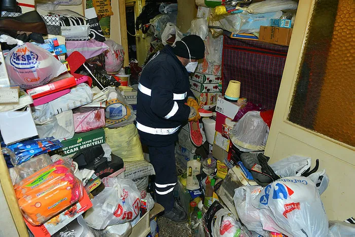 Bursa'da yaşlı kadının evinden 13 ton çöp çıktı - 1