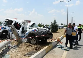 Uşak'ta polis aracı beton direğe çarptı: 1 şehit