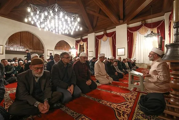 deprem-bolgesinde-ilk-teravih-namazi-kilindi-1710102518442.jpeg Deprem bölgesinde ilk teravih namazı kılındı - 2