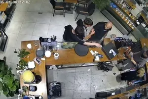 Alkollü magandalar genç baristayı taciz etti
