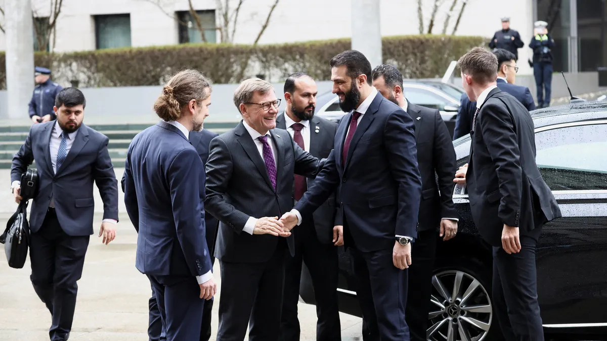 Suriye Cumhurbaşkanı Şara Almanya'da: Mevkidaşı kapıda karşıladı