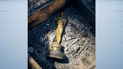 Enkaz arasındaki Oscar heykelciği