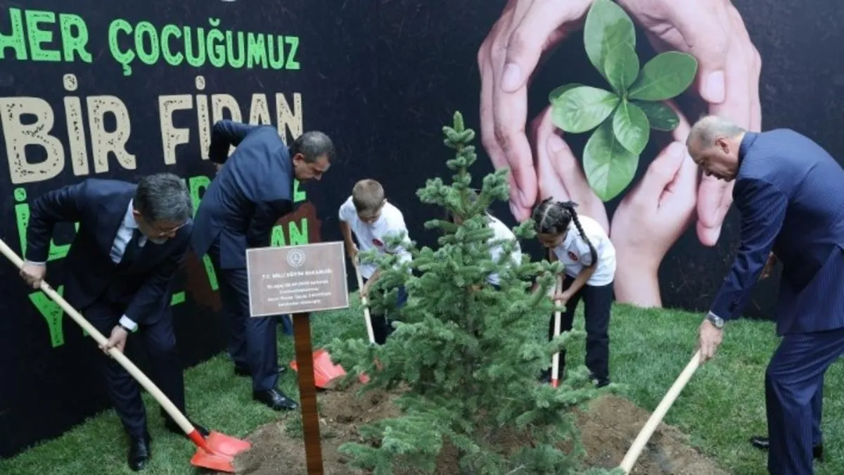 Başkan Erdoğan öğrencilerle fidan dikti!