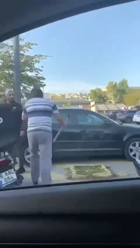 istanbulda-baltali-saldirgan-trafikte-korku-dolu-anlar-yasatti-1664780346216.jpg İstanbul’da baltalı saldırgan! Trafikte korku dolu anlar yaşattı - 2