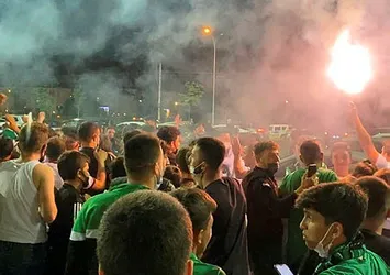 Sakaryaspor'da final coşkusu! Taraftarlar takımı şampiyonluk şarkılarıyla uğurladı