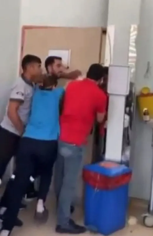 batmanda-saglik-calisanlarina-dehseti-yasatmisti-bicakli-saldirgan-tutuklandi-1657906653767.jpg Batman'da sağlık çalışanlarına dehşeti yaşatmıştı: Bıçaklı saldırgan tutuklandı - 2