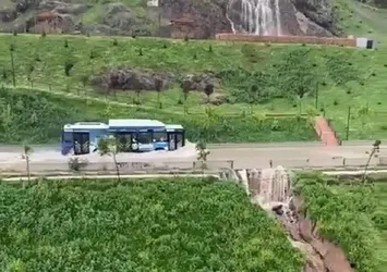 Ankara'da belediye otobüsü dehşet saçtı! Göle dönen yoldan geçti su evlere hasar verdi