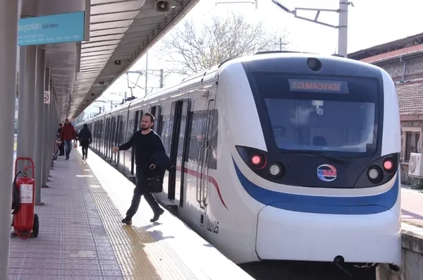 İzmir İZBAN’da büyük soygun! Kredi kartıyla tek sefer 55 TL! Tunç Soyer’e tepki yağdı: Acımasızlık ve fırsatçılık...