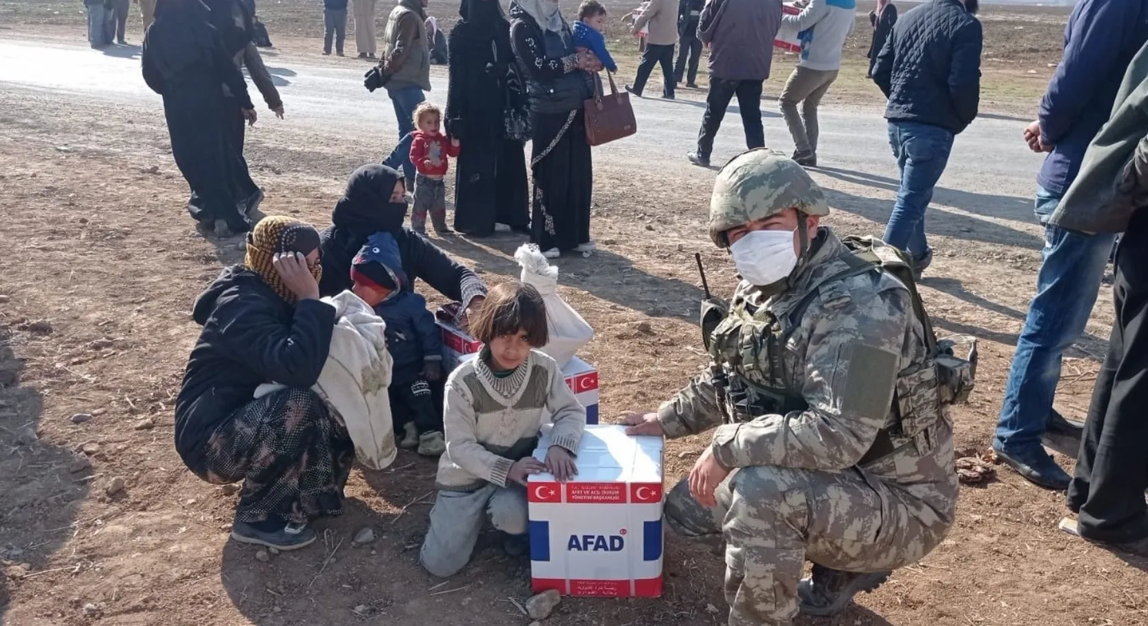 MSB: Mehmetçik Barış Pınarı bölgesindeki üç köyde erzak dağıttı