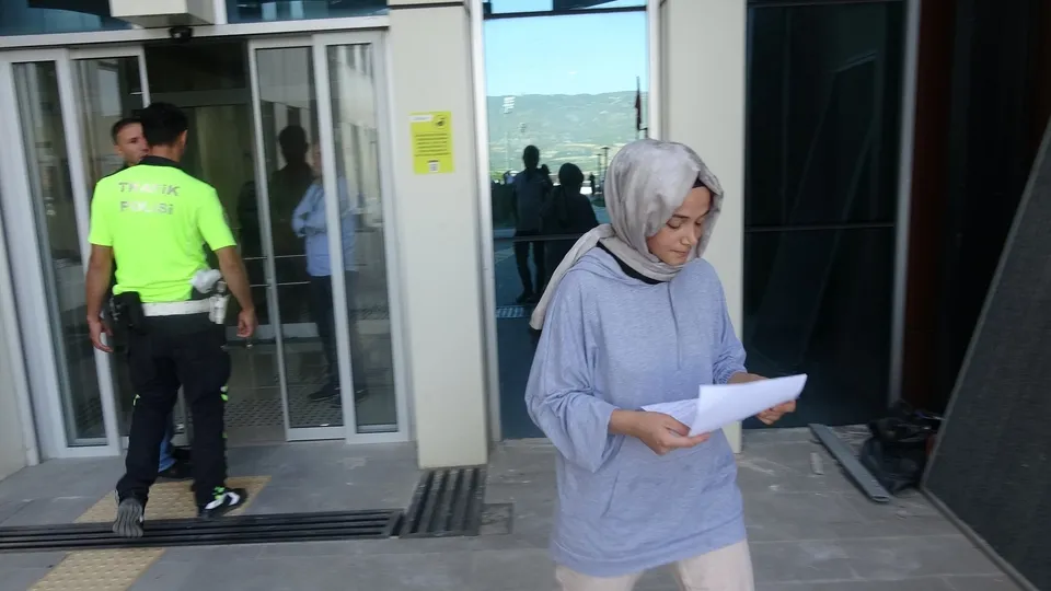 KPSS başladı! Adayların heyecanı ilginç anlara sahne oldu! Kimi erkenden geldi giremedi, kimi de yetişmek için maraton koşucularını aratmadı