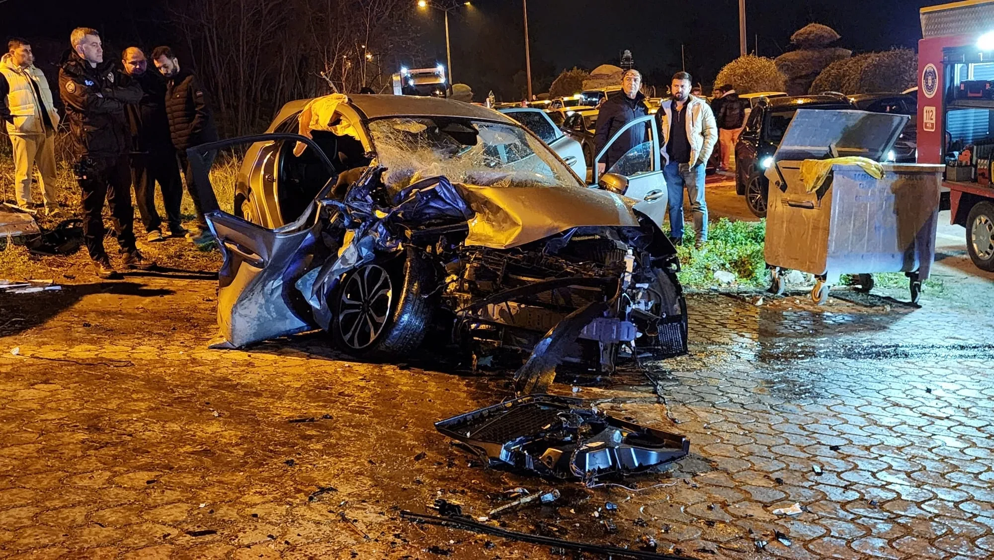 Bursa'da feci kaza! 2 otomobil çarpıştı 3 yaralı