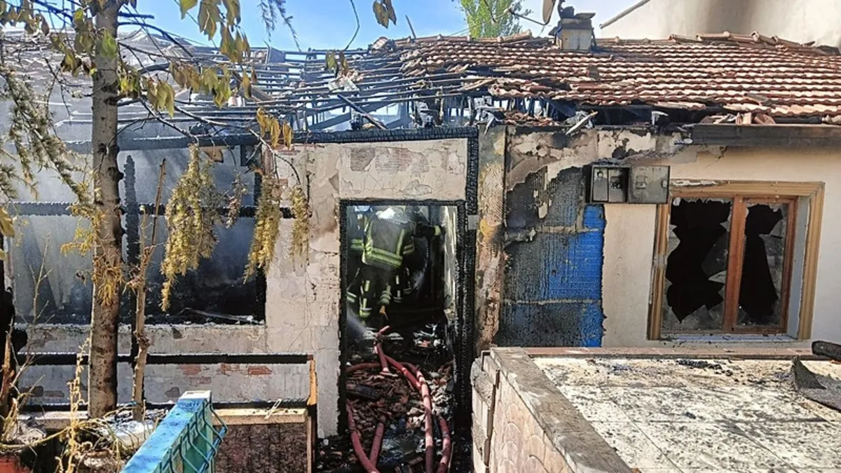 Ankara'da tüp patlayan gecekondu kullanılamaz hale geldi