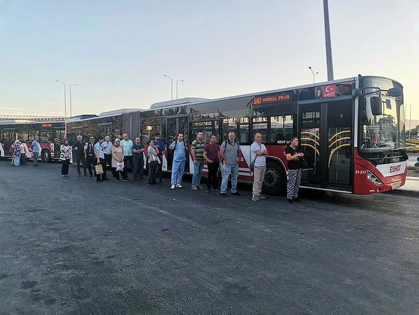 1690872208205.jpeg İzmir'de iki günlük grev! Vatandaşlar kilometrelerce yol yürüdü CHP'li Tunç Soyer'e isyan etti