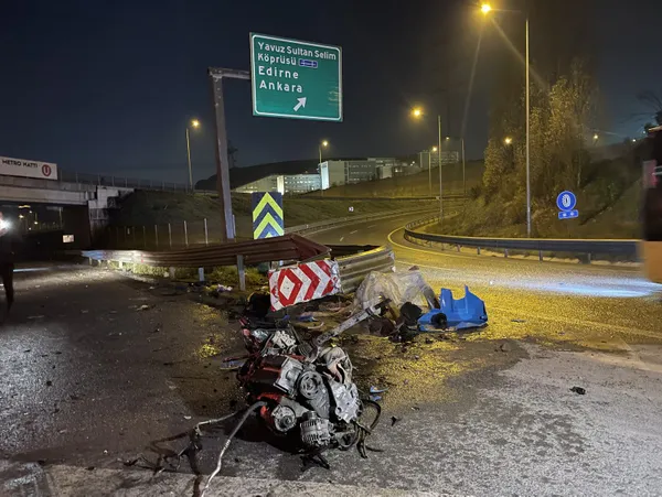 Çekmeköy'de otomobil bariyerlere çarptı: Aracın motoru yola fırladı! 3 kişi ağır yaralandı - 1
