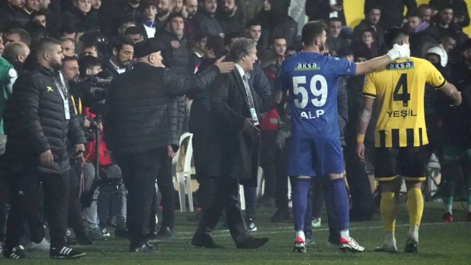 Erman Toroğlu tartışmalı pozisyonu yorumladı! İstanbulspor - Trabzonspor maçı yarıda kaldı | Hakemin kararı doğru mu?