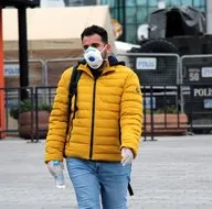 İstanbulda bu sabah! Vatandaştan maskeli ve eldivenli koranavirüs önlemi