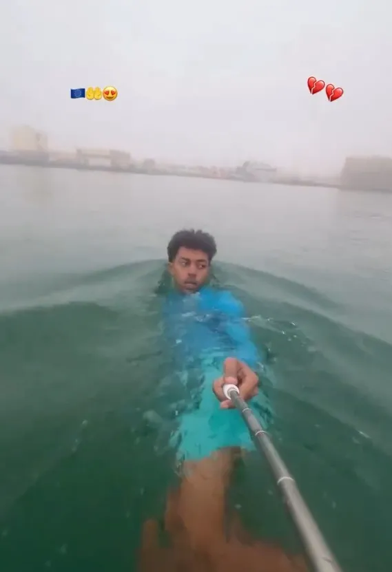 kacak-gocmen-dalgasi-ispanyayi-vurdu-kiyiya-selfie-cekerek-yuzdu-1785547712343.jpg Kaçak göçmen dalgası İspanya’yı vurdu! Kıyıya selfie çekerek yüzdü! - 1