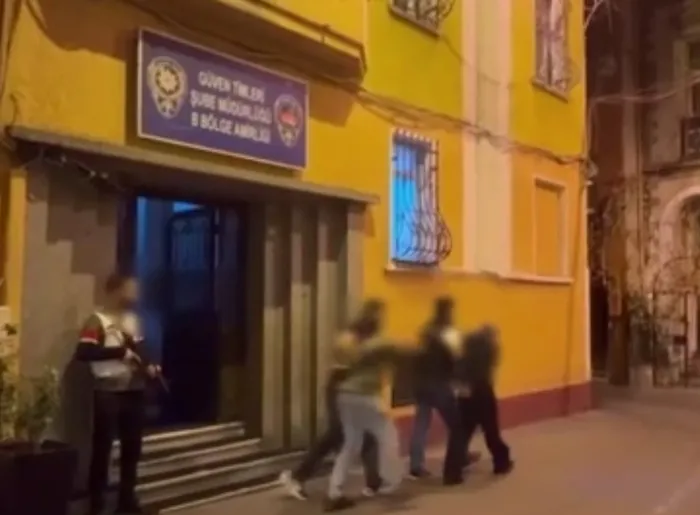 beyoglunda-pes-dedirten-olay-sara-nobeti-geciren-adamin-telefonunu-caldilar-1764526160957.jpg Polis ekiplerinin yaptığı titiz çalışma sonucu o vicdansız yakalanarak tutuklandı (İHA)