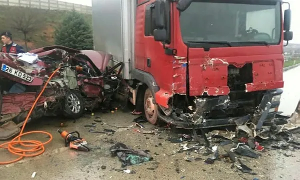 1675536384337.jpg Bursa'da can pazarı! Otomobil kamyonete çarptı 5 kişi hayatını kaybetti - 4