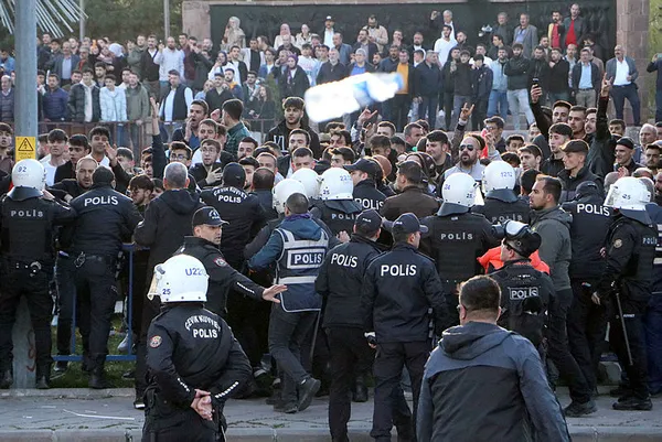 1683488667710.jpg CHP fondaşı Barış Yarkadaş Türk polisini hedef gösterdi! Paylaşımı yalan çıkınca silmek zorunda kaldı... - 4