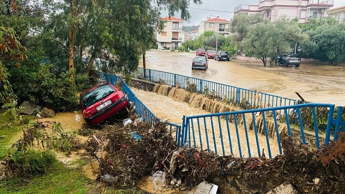 Foça ve Gökçeada'da sel! Ev ve araçlar sular altında kaldı | A Haber bölgede | 1 kişi kayıp