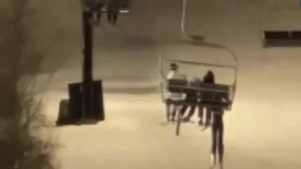 Kayakçı havada asılı kaldı