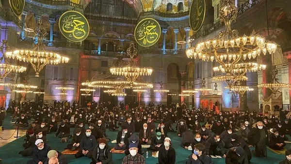ayasofya-i-kebir-camii-ramazan-ayini-karsiladi-88-yil-sonra-kilinan-teravih-namazinda-buyuk-heyecan-1648839719034.jpg