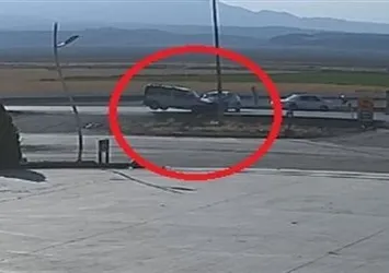 Kayseri'de kavşakta feci kaza! 3 yaralı