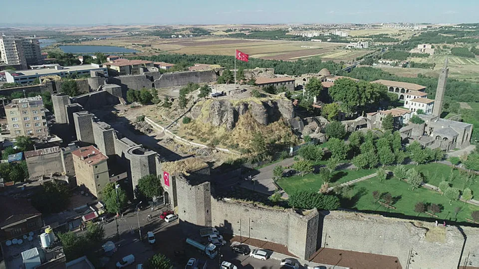 Diyarbakır’da bulunan Amida Höyük'teki Roma Sarayı'nın 'Kral yolu' gün yüzüne çıkarıldı