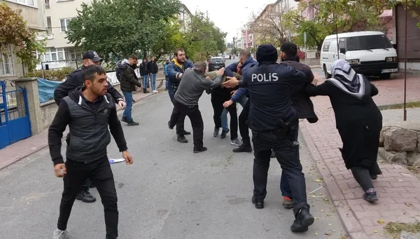kayseride-kiraci-ve-ev-sahibi-kavgasi-ortalik-savas-alanina-dondu-1667985311119.jpg Kayseri’de kiracı ve ev sahibi kavgası! Ortalık savaş alanına döndü - 2