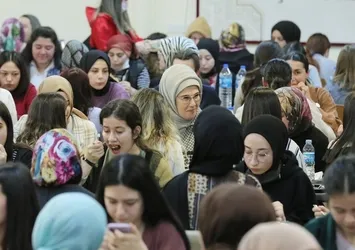 Emine Erdoğan Ankara'daki öğrencilerle birlikte iftar yaptı: Gözlerinizdeki inanç ve kararlılık yarınlara umut dolu bakmamızı sağlıyor