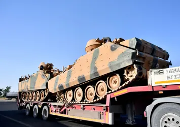 Suriye sınırına askeri sevkiyat sürüyor