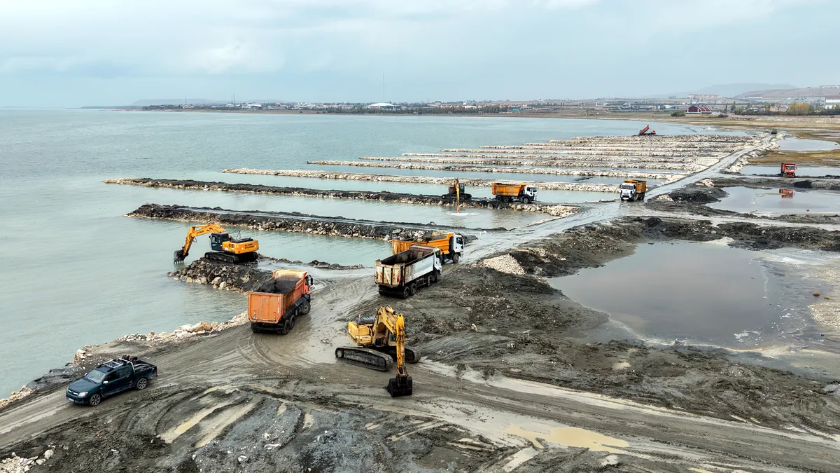 Van Gölü'nde dev temizlik: 2 milyon 385 bin metreküp çamur çıkarıldı