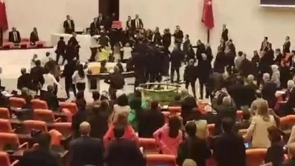 TBMM’de tekme tokat kavga! Yerler kan oldu! Can Atalay oturumunda ortalık karıştı...