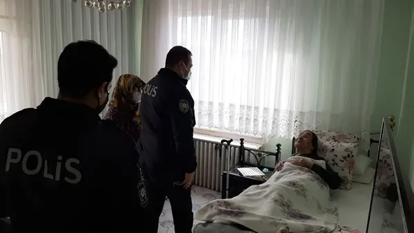 85-yasindaki-kadini-sirtinda-tasimisti-o-polis-memuruna-basari-belgesi-1608727719196.jpg 85 yaşındaki kadını sırtında taşımıştı! O polis memuruna 'Başarı Belgesi' - 4