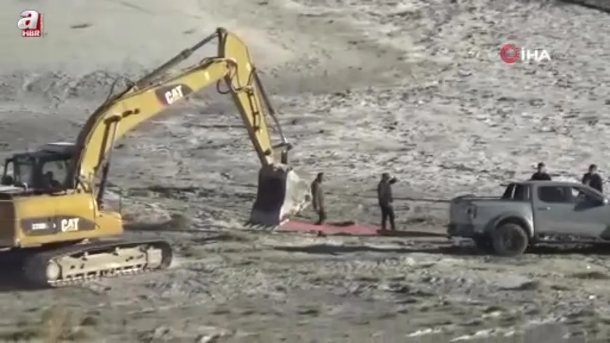 Meke Gölü'nde bataklığa saplanan aracı kurtarma operasyonu