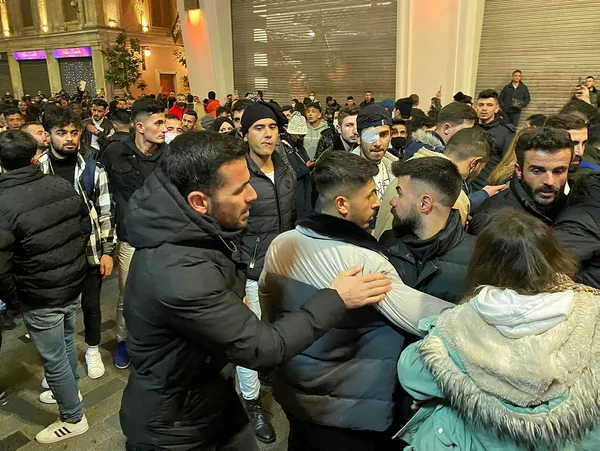 1640989311513.jpg İstiklal Caddesi'nde kız meselesi yüzünden kavga çıktı! Polis ekipleri müdahale etti - 2