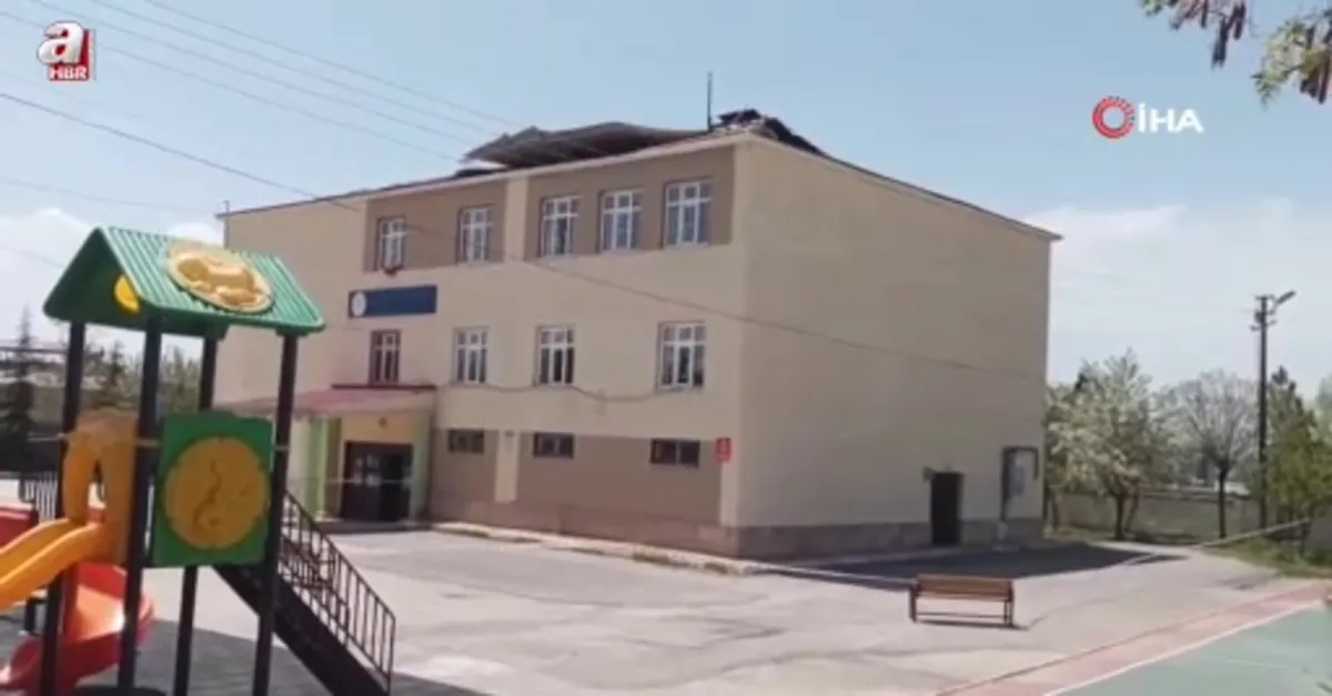 Fırtına okulun çatısını uçurdu