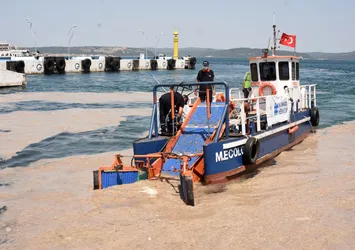 Müsilaj çalışmalarına dahil edildi! Deniz süpürgesiyle temizleniyor