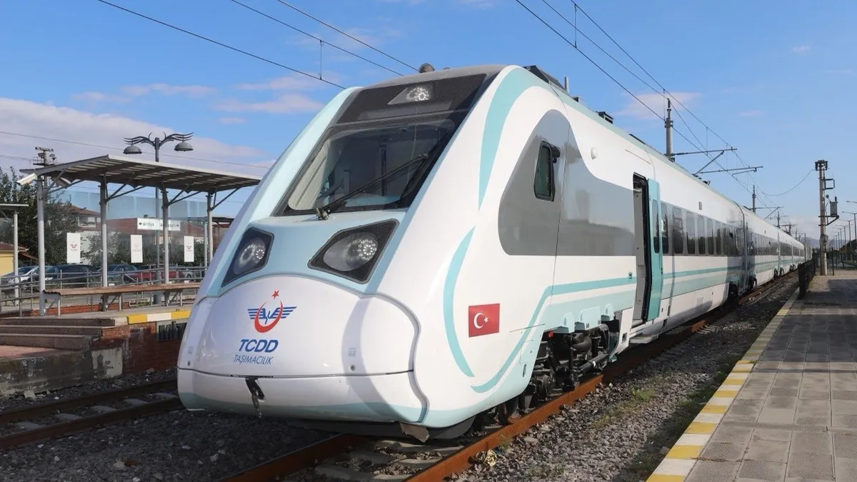 Milli elektrikli trenler İstanbul hattına iniyor! Uzunköprü-Halkalı seferleri 22 Temmuz'da başlıyor