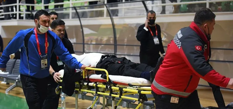 Akhisar Belediyespor Başantrenörü Cengiz Karadağ maçın ortasında kalp krizi geçirdi