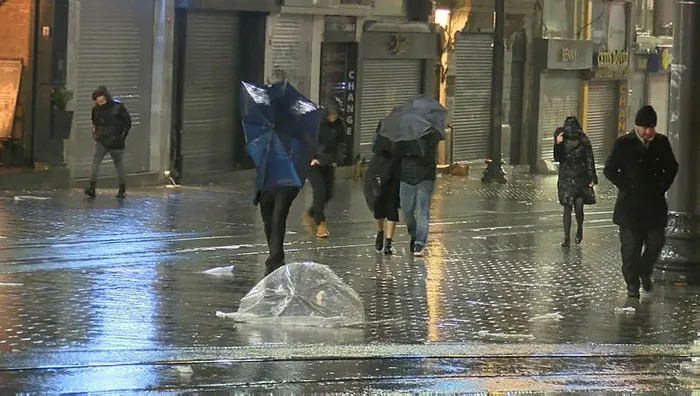 son-dakika-istanbulda-trafik-durma-noktasina-geldi-1578289722628.jpg Son dakika: İstanbul'da trafik durma noktasına geldi - 2