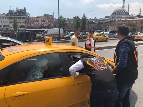 Fahiş fiyatlar alan taksiciler trafikten men edildi - 1