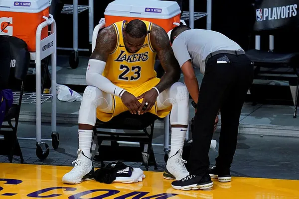 LeBron ilk kez böyle bir hüsran yaşadı! Lakers ilk turda elendi