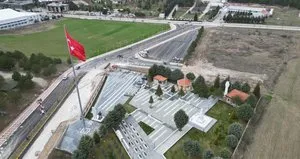 Şehitlik caddesi bayraklarla donatıldı