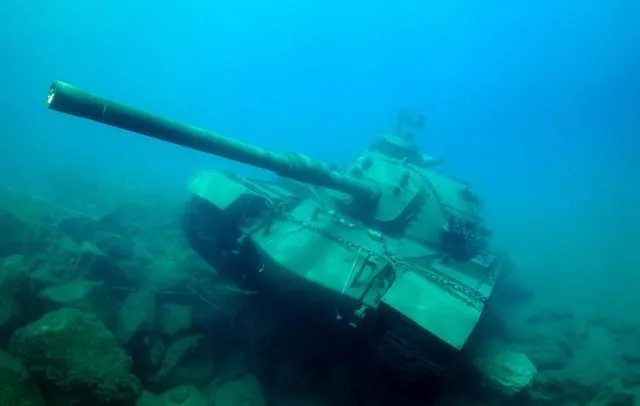 45 tonluk tank Akdeniz’e bırakıldı